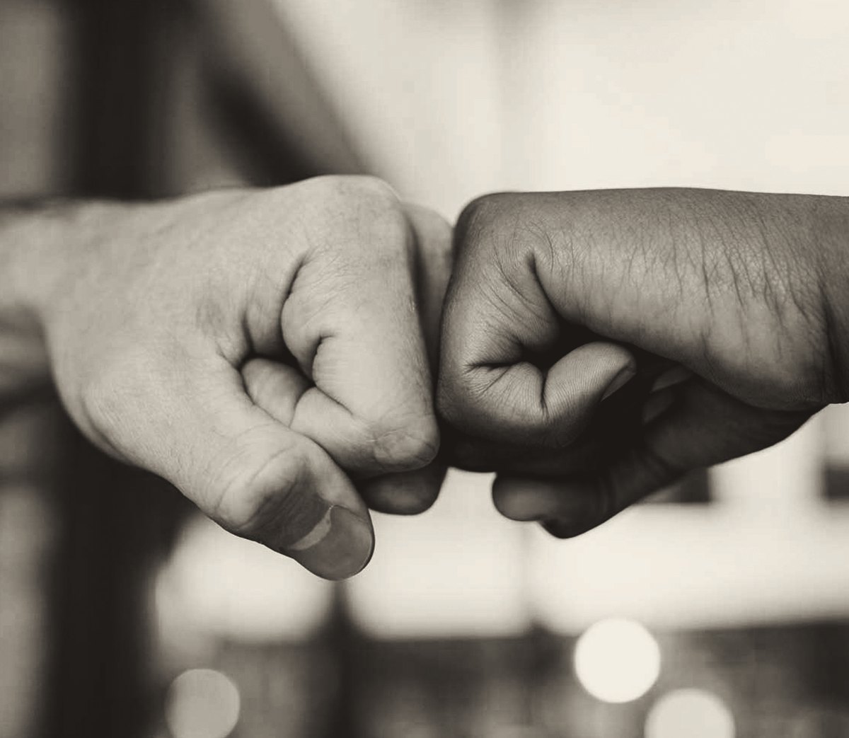 Deux poings qui se rencontrent en signe de solidarité