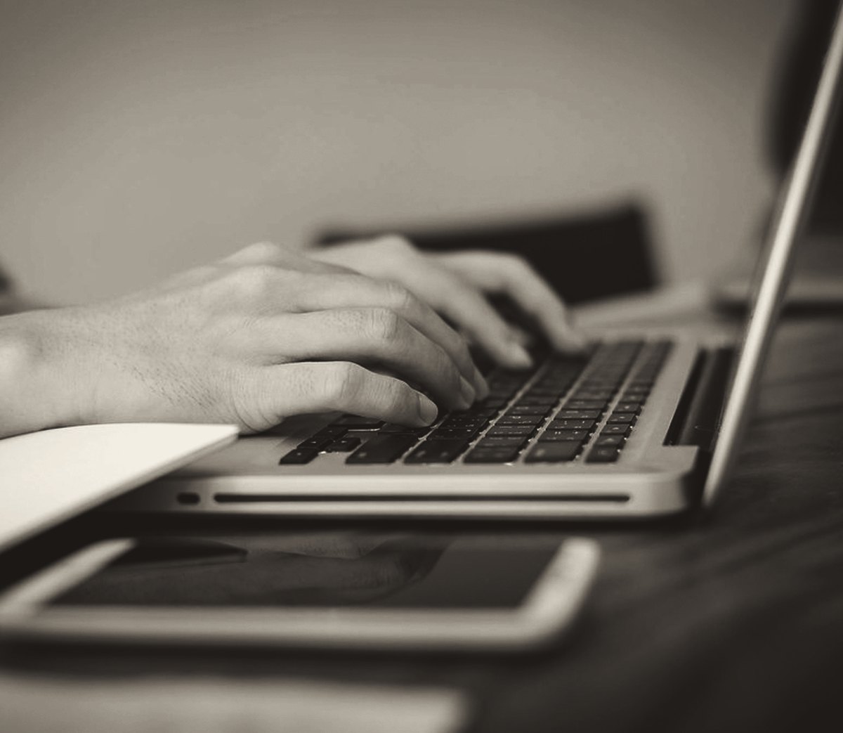 Mains sur un clavier d'ordinateur portable